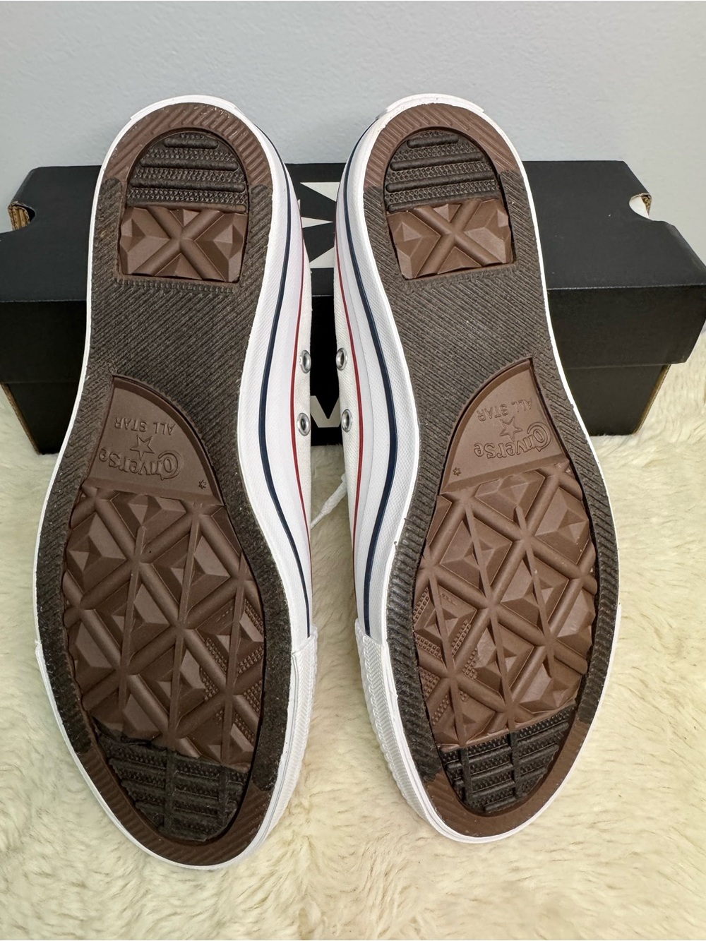 SOLD New in Box 🐼 Women’s Converse Sizd 8 - Picture 5 of 5